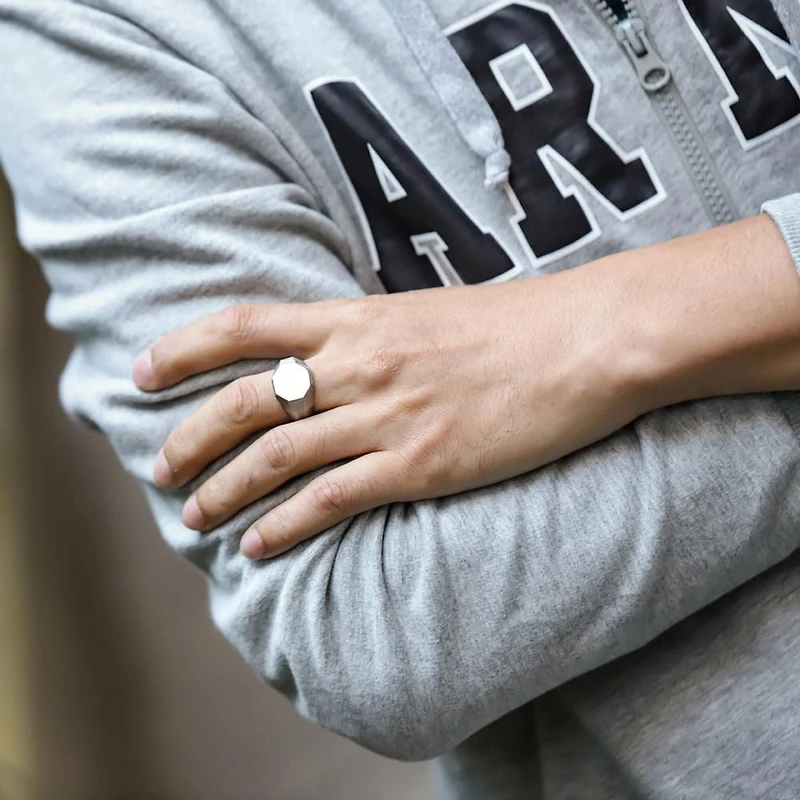 Stingray Men's Brushed signet ring