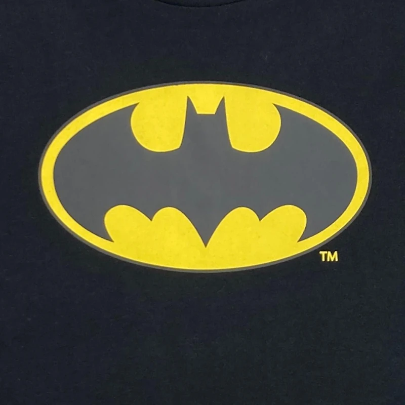 T-shirt de base pour garçon. Ce t-shirt à col rond pour garçons a des manches courtes et un imprimé tendance et