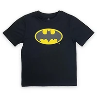 T-shirt de base pour garçon. Ce t-shirt à col rond pour garçons a des manches courtes et un imprimé tendance et
