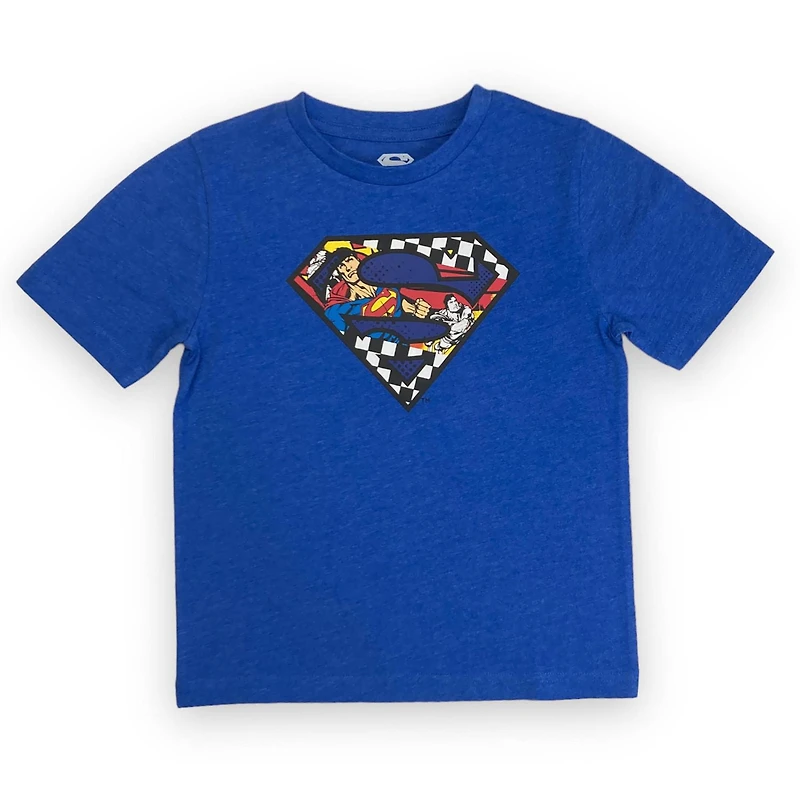 Superman T-shirt de base pour garçon. Ce t-shirt à col rond pour garçons a des manches courtes et un imprimé tendance et Tailles TP à TG