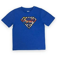 Superman T-shirt de base pour garçon. Ce t-shirt à col rond pour garçons a des manches courtes et un imprimé tendance et Tailles TP à TG