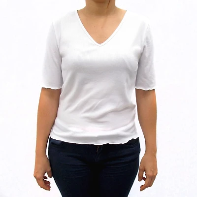 TOP A ENCOLURE EN V AVEC LE BORD EN MERROWFRISE