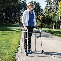 Cadre de marche pliable en aluminium avec roues