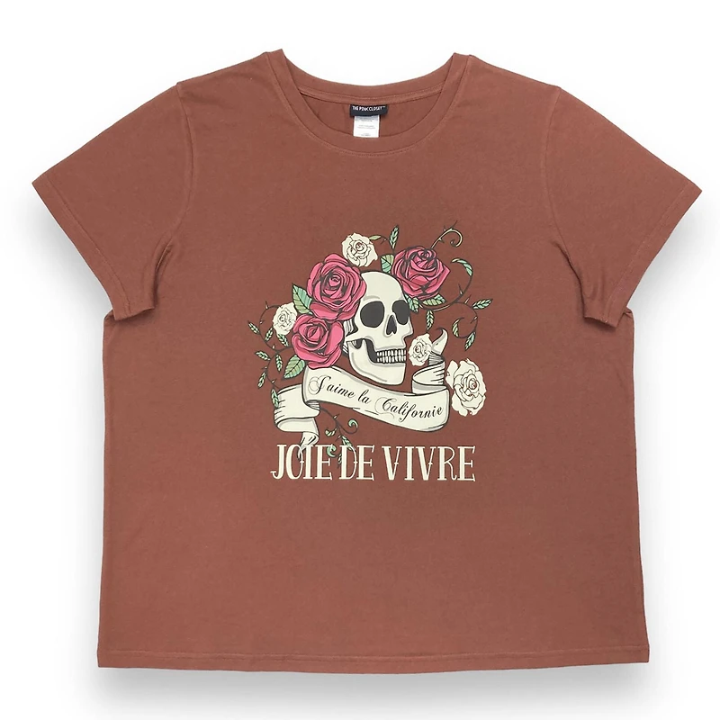 T-shirt grande taille pour femme. Ce t-shirt à manches courtes taille plus pour femme a un look décontracté qui peut être porté avec presque n'importe quel bas, jean ou short et
