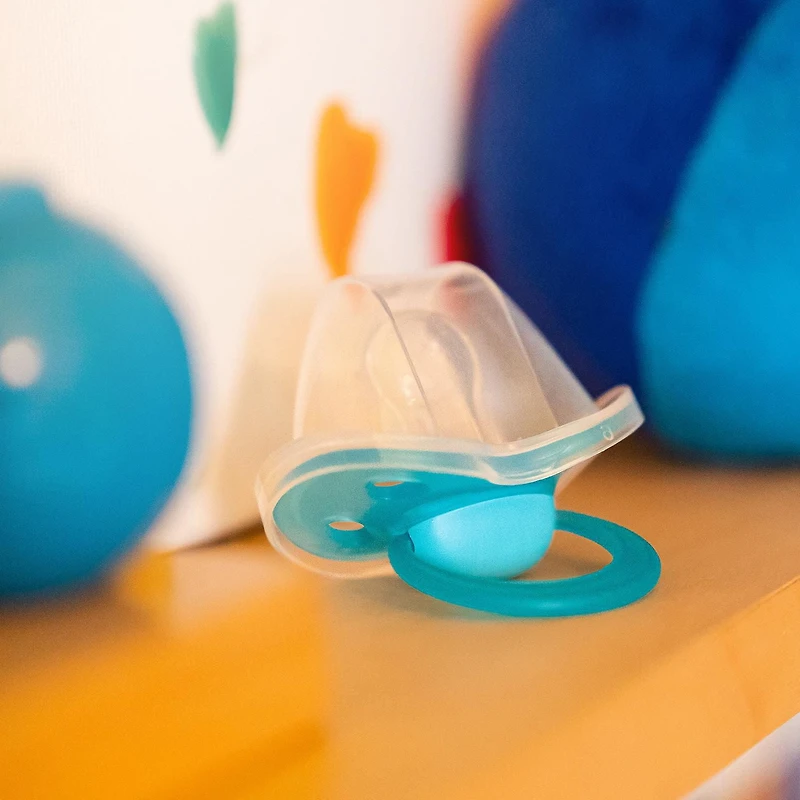 Medela Baby new DAY & NIGHT Pacifier, 24-hour set with glow in the dark pacifier, BPA free, Lightweight and orthodontic. 18+mo Unisex