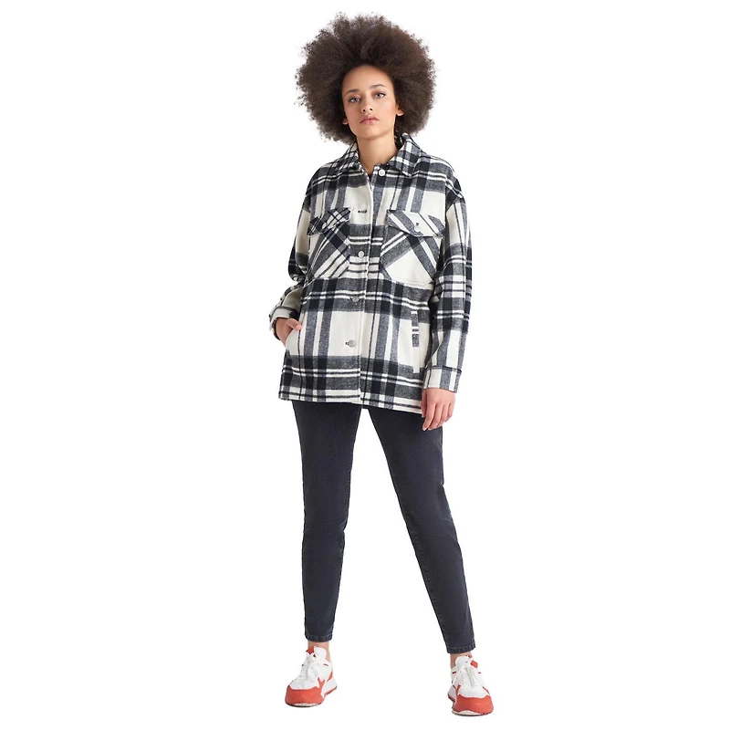 Veste manche longue 4 poches, bouton sur le devant