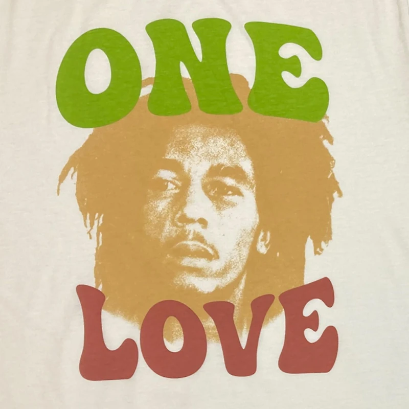 Bob Marley Ensemble pyjama pour homme. Cet ensemble de pyjama pour homme se compose d'un t-shirt à manches courtes et d'un short en jacquard avec taille élastique et