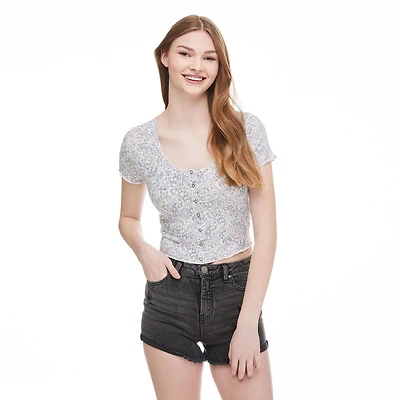 T-shirt en tricot côtelé avec boutons à pression No Boundaries pour femmes