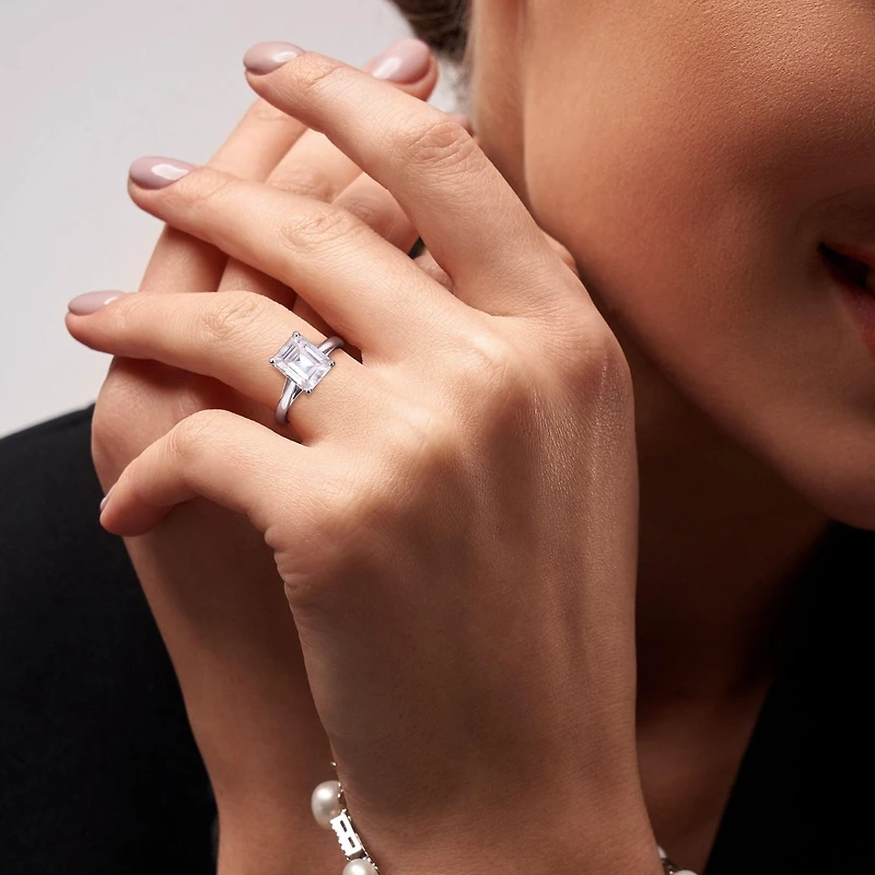 Bague de Fiançailles Solitaire Miabella avec 3-1/2 Carat PBT de Moissanite de coupe Emeraude en Or Blanc 10K