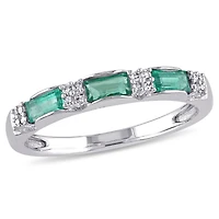 Bague d’anniversaire de mariage Miabella à trois pierres avec 3/8 CT PBT d’émeraude et accents de diamants en or blanc 10ct