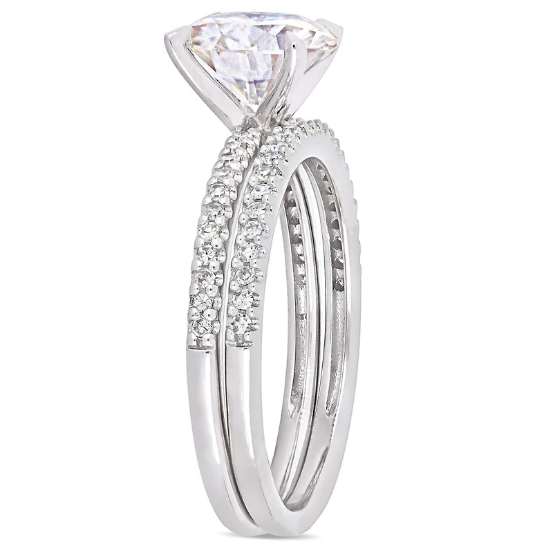 Ensemble nuptial Miabella avec 1-3/4 CT PBT de moissanite et 1/4 ct poids total de diamants en or blanc 14ct
