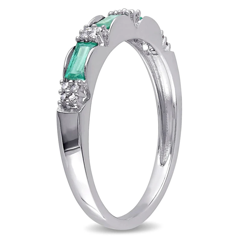 Bague d’anniversaire de mariage Miabella à trois pierres avec 3/8 CT PBT d’émeraude et accents de diamants en or blanc 10ct