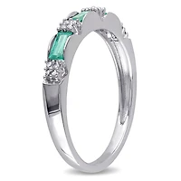 Bague d’anniversaire de mariage Miabella à trois pierres avec 3/8 CT PBT d’émeraude et accents de diamants en or blanc 10ct