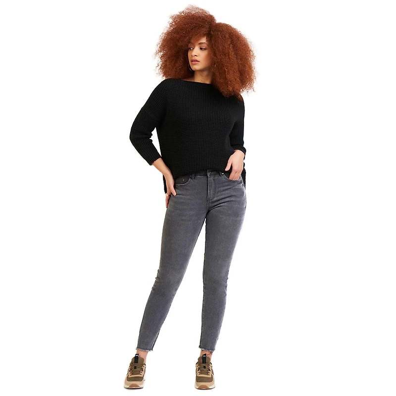 Skinny, 5-pocket, ankle length stretch denim jeans light blue wash.