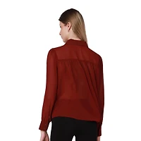 Chemisier manche longue a bouton sur le devant avec détail en dentelle sur le col.