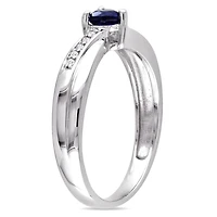 Bague de fiançailles Tangelo avec 0.25 carat de saphir bleu synthétique de coupe cœur et diamant en argent sterling