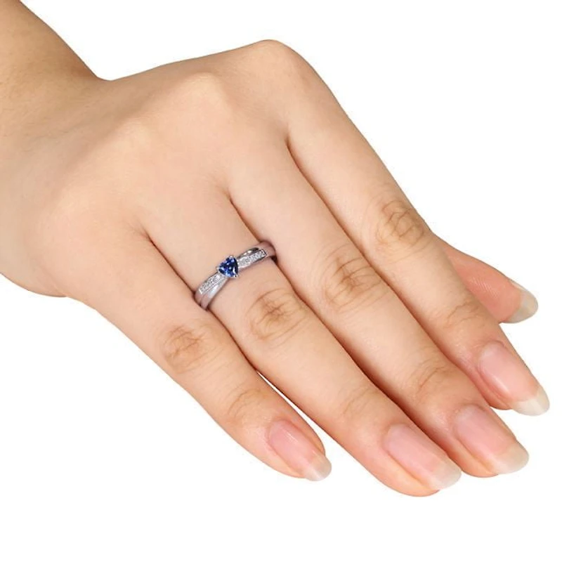 Bague de fiançailles Tangelo avec 0.25 carat de saphir bleu synthétique de coupe cœur et diamant en argent sterling