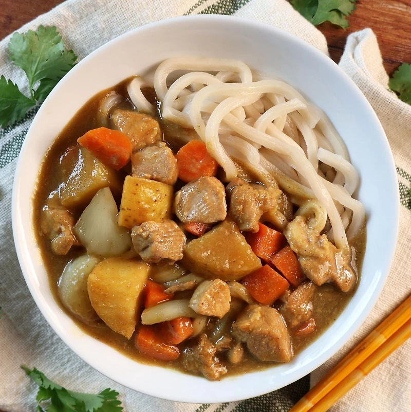 Curry de porc à la japonaise avec des nouilles udon Lou’s Kitchen