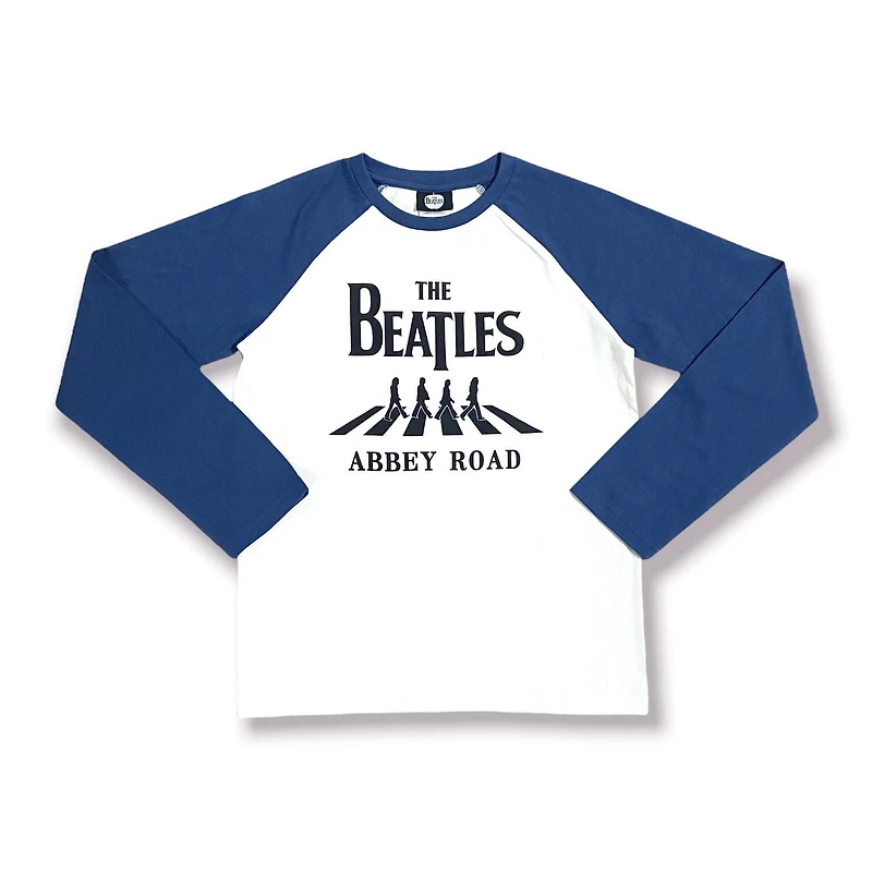 The Beatles T-shirt raglan pour garçon. Ce t-shirt raglan à manches longues pour garçon a un col ras du cou et peut être porté avec son jean préféré et