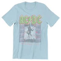 AC/DC Tee shirt femme. Ce t-shirt à manches courtes et col rond pour femme peut facilement être porté avec votre jean ou votre bas préféré et