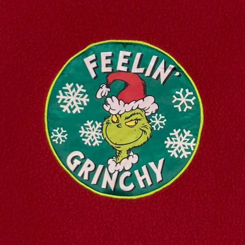 The Grinch Popover court pour filles. Apportez votre côté festif partout où vous allez. Ce haut court en sherpa pour fille à manches longues et col ras du cou est idéal pour un look décontracté confortable et