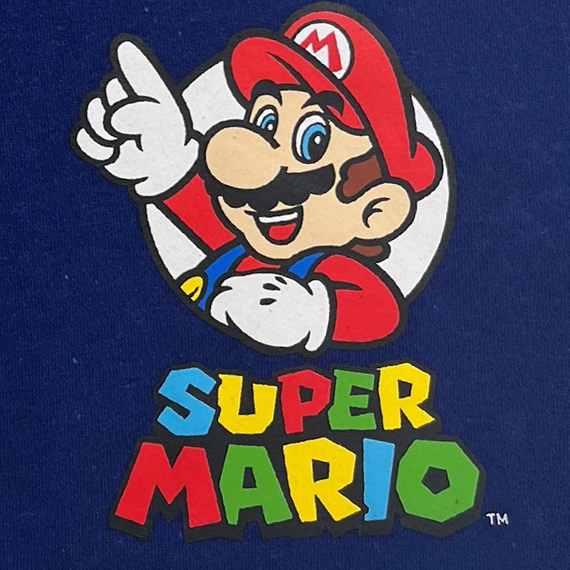 Super Mario Boys regarde son short Super Mario
