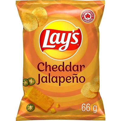 Lay’s Cheddar Jalapeño flavoured potato chips, 66g