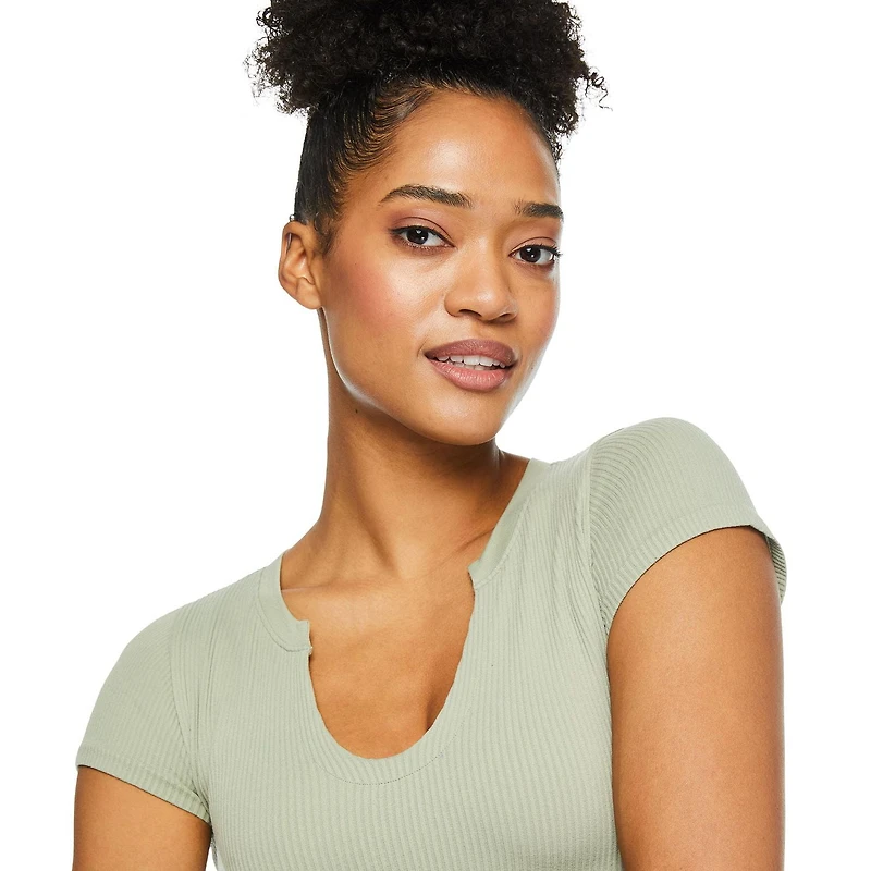 T-shirt henley No Boundaries pour femmes