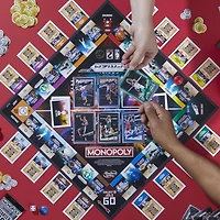 Monopoly Prizm : 2e édition NBA, jeu de plateau Monopoly avec cartes de collection Panini 2023-24 de la NBA