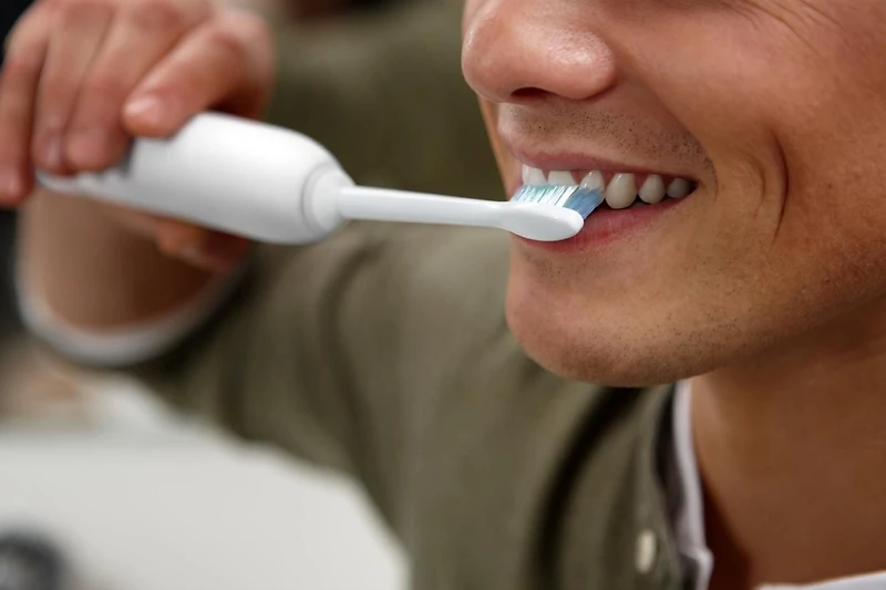 Philips Sonicare EasyClean Electric Toothbrush with Sonic Technology, HX6511