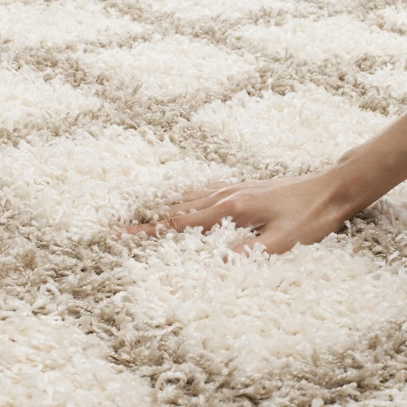 Safavieh Layla Geometric Plush Shag Area Rug