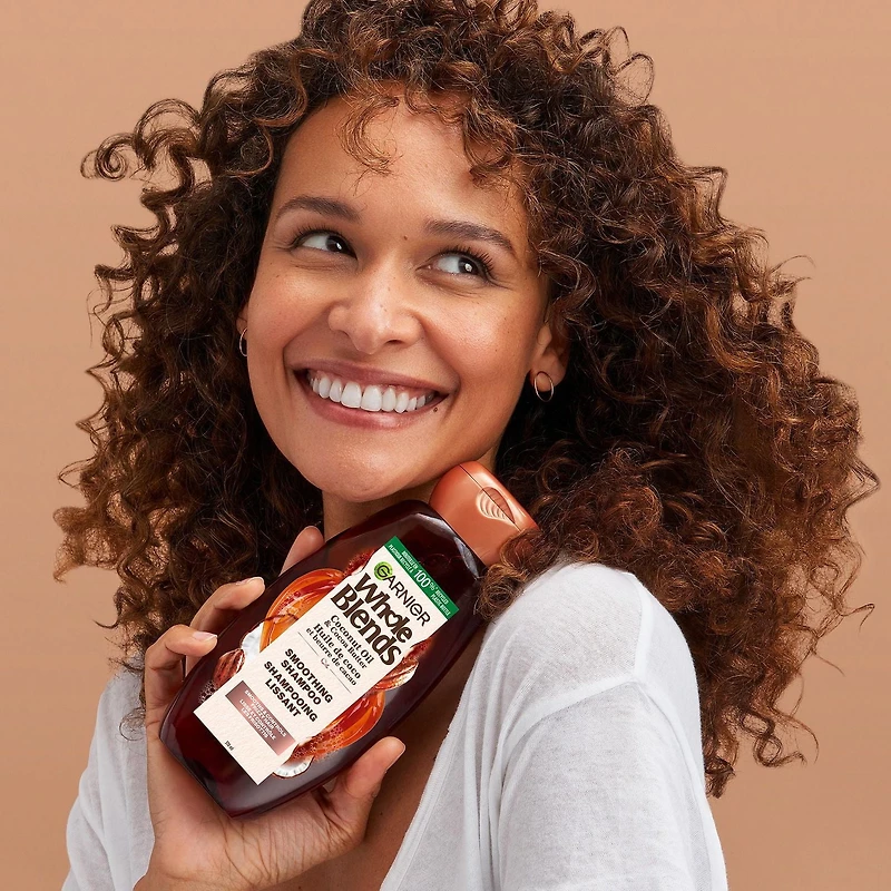 Garnier Whole Blends Revitalisant Lissant pour Cheveux Frisottés, à l'Huile de Noix de Coco & Beurre de Cacao, 650ml Revitalisant lissant pour cheveux frisottés