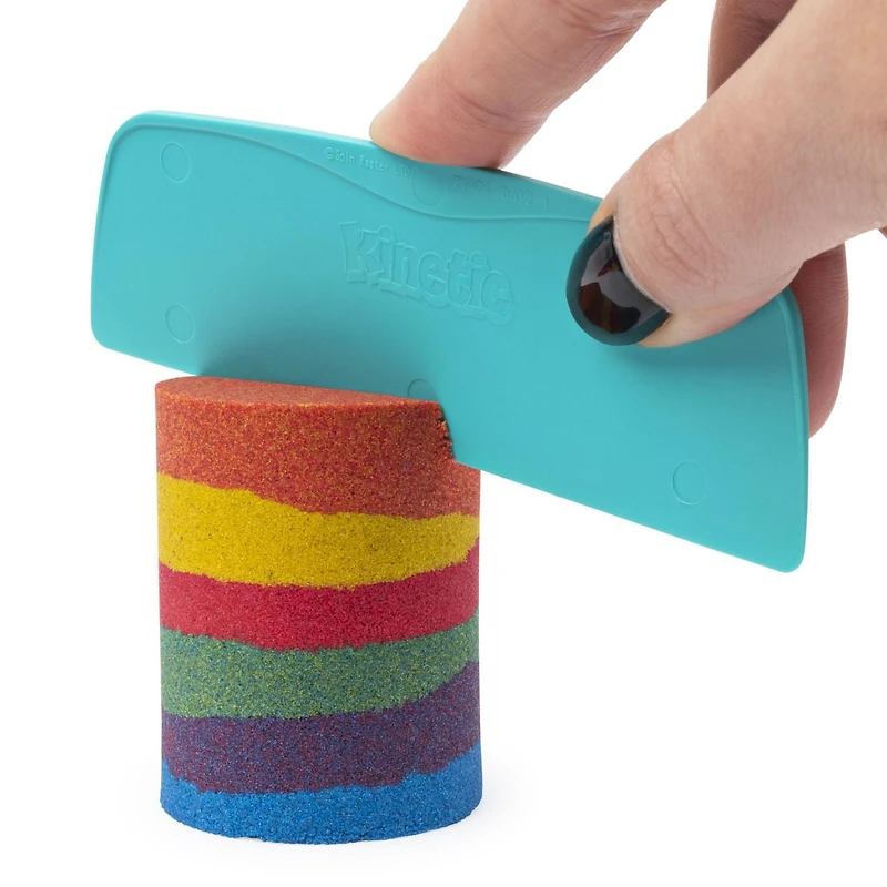 Kinetic Sand, Coffret Mélange arc-en-ciel avec 3 couleurs de sable Kinetic Sand (382 g) et 6 outils, pour les enfants à partir de 3 ans Kinetic Sand, Coffret Mélange