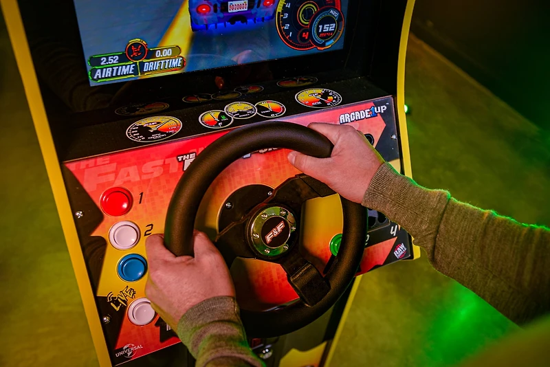 Machine d’Arcade Deluxe Arcade1Up The Fast & The Furious – Borne debout de 1,64 mètre, 2 jeux d’arcade classiques, écran LCD de 43,18 cm