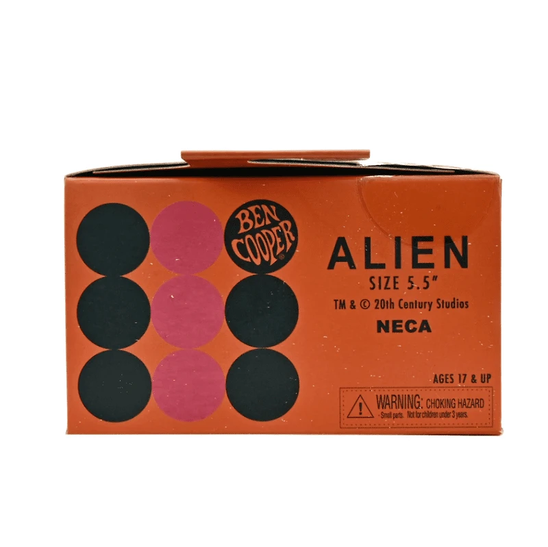 NECA Aliens : Figurine articulée Xénomorphe déguisé (Ben Cooper) avec sac de bonbons (15 cm)