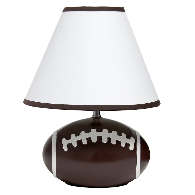 Simple Designs Lampe de bureau de table 11.5" en céramique avec base de football athlétique et abat-jour en tissu Empire blanc avec bordure marron