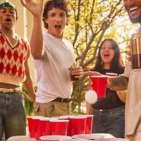Party Pong Bundle par Buzzed – Kit de jeux à boire pour adultes avec 20 gobelets, 4 balles de ping-pong, 2 dés, un jeu de cartes et instructions pour 10+ jeux Pack de pong de fête