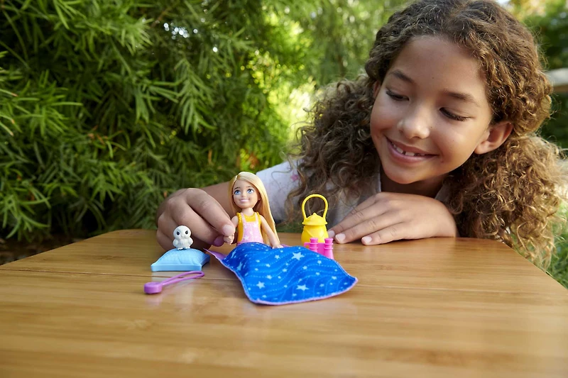 Coffret Barbie Vive le Camping avec Poupée Chelsea (environ 15 cm, Blonde), Hibou, Sac de Couchage, Jumelles et Accessoires de Camping, Cadeau pour les Enfants de 3 à 7 ans Âges 3+