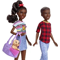 Coffret de jeu ​Barbie: It Takes Two avec poupées des jumeaux Jackson et Jayla et 13 éléments de création d’histoires incluant 3 chiots de compagnie et des accessoires