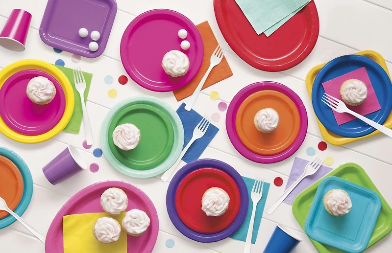 Ravissantes assiettes à dessert rondes rouges 17,8 cm, 24 carats 24 carats, diamètre : 7"