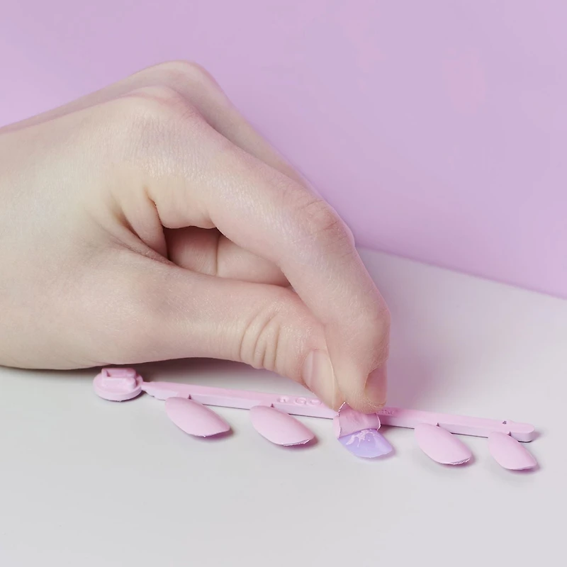 Cool Maker, GO GLAM Nail Surprise Manicure Set avec faux ongles et vernis à caractéristique surprise (les styles peuvent varier), kit de manucure pour enfants à partir de 8 ans