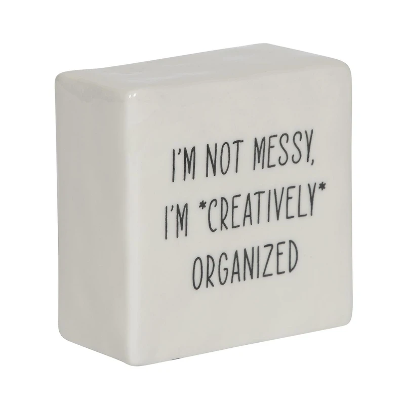 Plaque carrée de table en porcelaine  ”I’m Not Messy, I’m Creatively Organized" Linden de Hometrends