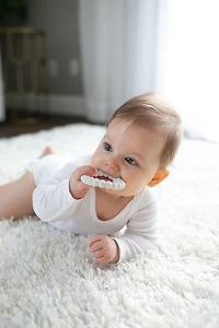 Dr. Brown's Les anneaux de dentition de perlés pour bébé Flexees, 100% silicone, doux et faciles à tenir, favorisent l’auto-apaisement, blanc/rose/gris, sans BPA, paquet de 3