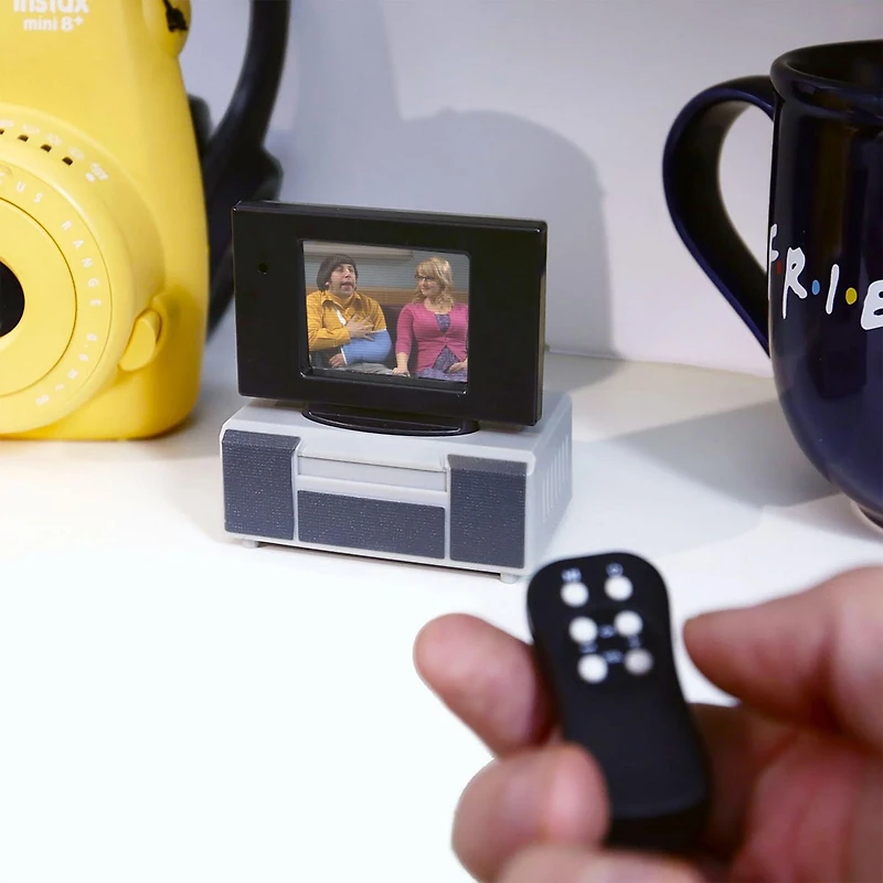 Tiny TV Classics - L'édition Big Bang Theory - La plus récente collection de Basic Fun - Regardez les meilleures scènes de Big Bang Theory sur un vrai téléviseur Tiny (avec télécommande fonctionnelle)