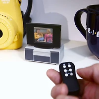 Tiny TV Classics - L'édition Big Bang Theory - La plus récente collection de Basic Fun - Regardez les meilleures scènes de Big Bang Theory sur un vrai téléviseur Tiny (avec télécommande fonctionnelle)