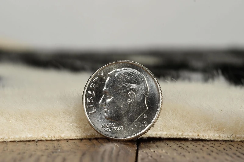 Mini tapis d'appoint en fausse peau de vache zèbre ivoire et noir