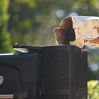 Gril au charbon + fumoir numériques Gravity Series™ 560 de Masterbuilt® en noir