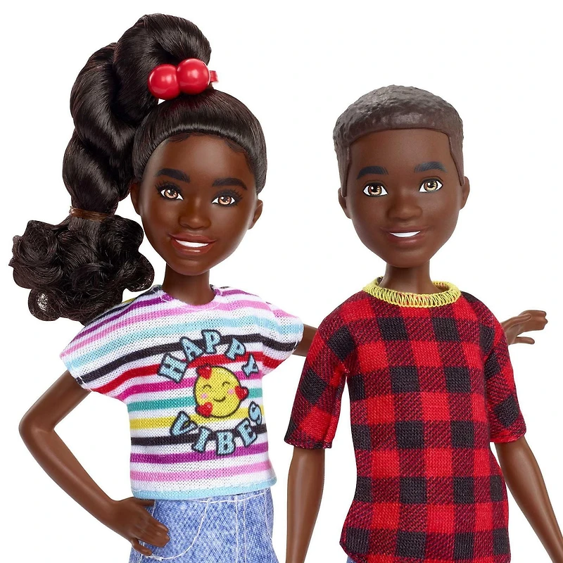 Coffret de jeu ​Barbie: It Takes Two avec poupées des jumeaux Jackson et Jayla et 13 éléments de création d’histoires incluant 3 chiots de compagnie et des accessoires