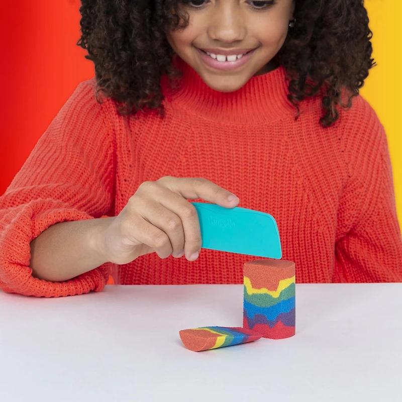 Kinetic Sand, Coffret Mélange arc-en-ciel avec 3 couleurs de sable Kinetic Sand (382 g) et 6 outils, pour les enfants à partir de 3 ans Kinetic Sand, Coffret Mélange
