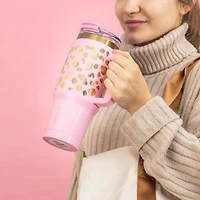 Gobelet Thyme & Table de 940 ml avec poignée, couvercle à double paille, double paroi isotherme en acier inoxydable, pois rose et doré